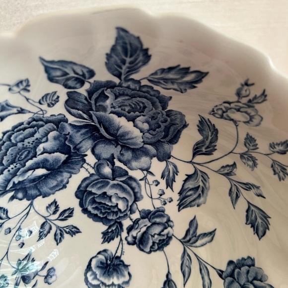 Vintage Elizabeth by Johnson Brothers Round Serving Bowl, blue and white, table - Picture 9 of 9